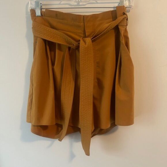 Athleta Gold Pleated front attached belt shorts, size 12 - Picture 1 of 4